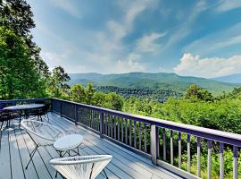 Barenberg Cabin - Secluded Unobstructed Panoramic Smoky Mountains View with Two Master Suites, Loft Game Room, and Hot Tub, hotell i Gatlinburg