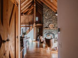 Yosemite Charm by Casa Oso with spa and breathtaking views, chalet de montaña en Mariposa