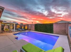 Sunset Swim - Modern Vegas Heated Pool Retreat, отель в Лас-Вегасе