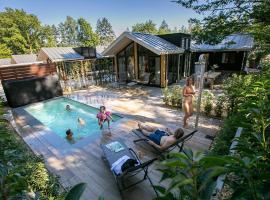 Pool Lodge - Vakantiepark De Thijmse Berg, hotel con piscina en Rhenen