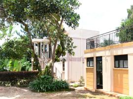 Golden Cherries Guest House, hotel di Jinja