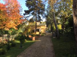 Appartement fond de jardin rez-de-chaussée, hótel í Palaiseau