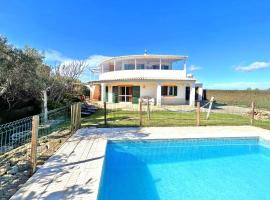 Private Villa Rego with Oceanview and Pool, hotel di Luz