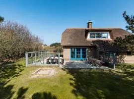 Villa met grote tuin in de duinen nabij het strand