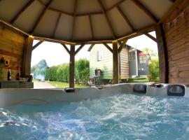 Romantic Retreat - Luxury Shepherds Hut + Hot Tub!, hotel en Camborne