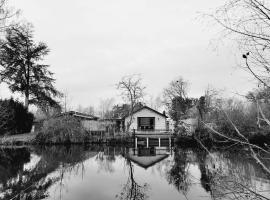 Rustig gelegen chalet Kapeki met tuin aan het water, apartmanház Geelben