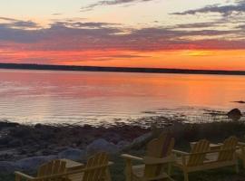 Whispering Waves Cottages, hotel económico em Shelburne