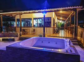 VILLA ALEJANDRA - Hermosa FINCA cerca al centro - Sendero - Jacuzzi、ポパヤンのコテージ