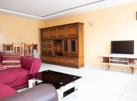 3 bedroom apt, near city center, Assomada - LCGR, hotel i Assomada