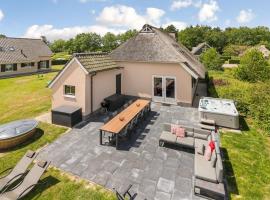 Attractive holiday home in Groningen with outdoor spa, ξενοδοχείο σε Χρόνινγκεν