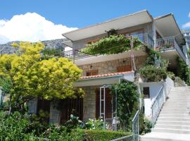 Apartments by the sea Brela, Makarska - 20778, hotel a Brela