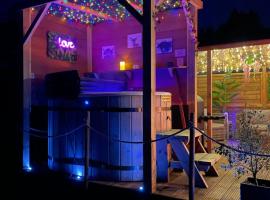 FINN VILLAGE - Loch Lomond Sunset Glamping Pod - Private Ofuro HOT TUB, hotel amb jacuzzi a Drymen