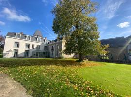 La chambre et le studio du château du golf de Bernalmont, hotelli kohteessa Liège