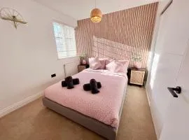 Cosy 2 Bed Apartment Minutes From Bournemouth Beach & Town