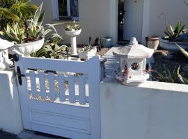 Chambre lit double dans pavillon , chez Lilyanne, hotel em Tonnay-Charente