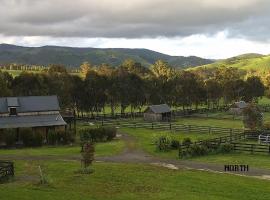 The Stables - Farm Stay ฟาร์มสเตย์ในStrath Creek