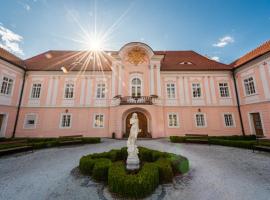 Zamek Hradek u Susice, hotel amb piscina a Hrádek