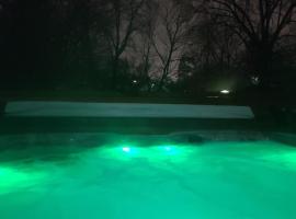 Outdoor Hot Tub and Cozy King Bed, hotell i Lansing