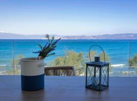 La Mer Bleue Beachfront Boutique Apartments, hotel na praia em Vrachati