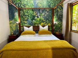 Crater Lakes Rainforest Cottages, hotel in Yungaburra