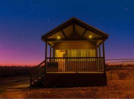 037 Tiny Home nr Grand Canyon South Rim Sleeps 8, cottage in Valle