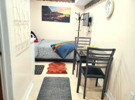 Cozy & Convenient Studio Apartment, hotel em Pickering