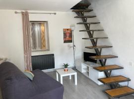 Maison Kyprea: charmant appartement /duplex , spacieux, tout confort avec terrasse extérieure privée, parking privatif , vue pittoresque sur la citadelle de Corté et les montagnes., hotel en Corte