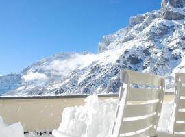 Haus Cristal - 1441m: Leukerbad şehrinde bir otel