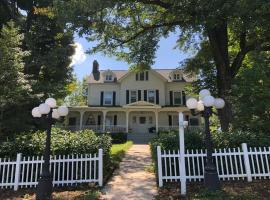 Love Lane Bed & Breakfast, hotelli kohteessa Waynesville