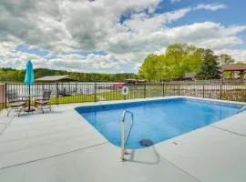 Stunning Lake Hamilton Getaway with Hot Tub!