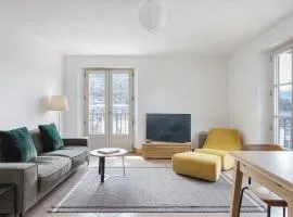 Conseil B - Chic 2BR City Center Apartment - Free Parking & Mountain View - By Cozee Rentals