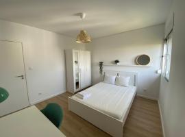 Carcavelos Beach Shared Serviced Apartment 24, khách sạn ở Oeiras