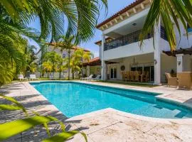 Upscale Ocean View Villa with Pool Outdoor Kitchen