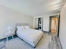 The Hartford Skyline - Stylish Downtown Condo with Wifi Gym and Parking