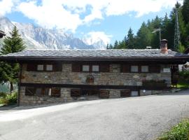 Il Refuge CIR 119 – hotel w mieście Courmayeur