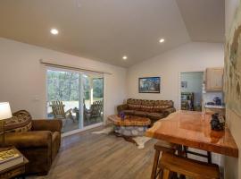 Cozy Cub Cabin, brand new home near Yosemite, chalet de montaña en Mariposa