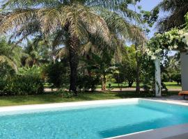 Villa CITRONS VERTS dans un parc arboré vue mer, hotell i Cap Skirring