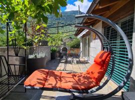 Chez Pewee, beau duplex en ville, parc privé, hotel din Martigny-Ville