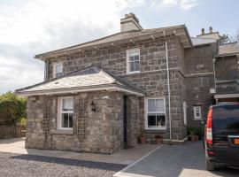 Church Farmhouse - Castle View (4 bedroom) & Church View (2 bedroom), zelfstandige accommodatie in Castletown