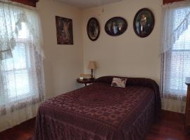 Quiet full-size bed close to town 420 friendly, hotell i Trinidad