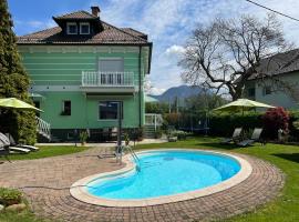 Vila Lesce with heated outdoor pool, hotel in Lesce