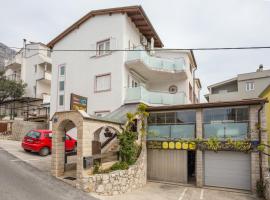 Apartments and rooms by the sea Nemira, Omis - 2781, отель в Омише