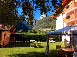 Hotel Garni Arnica, hotell i Molveno