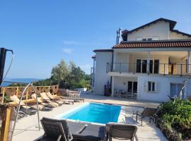 Apartments Chiara mit Meerblick und Pool, hotell i Lovran