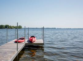 Wellers Landing - Prince Edward County Lakehouse, Hotel in Carrying Place