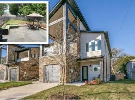 Stylish townhome near AT&T Stadium, Globe Life, Six Flags & More