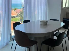 best sea view boutique two bedrooms, ξενοδοχείο σε Herzelia 