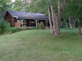 Sherbrooke Lake Cottage with Private Beach, hotel sa Mahone Bay