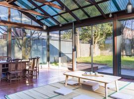 Charming Family Home near Glen w AMAZING TEAHOUSE#MAR31, Hotel in Glen Waverley