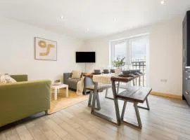 Spacious, newly renovated, three bedroom TOWN CENTRE duplex apartment with free parking, sleeps seven - Walking distance to beach